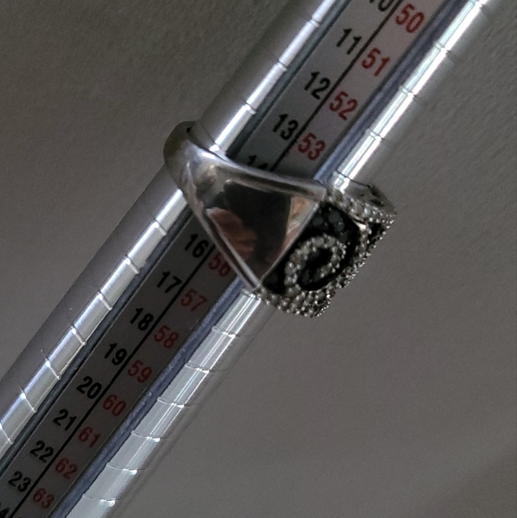 Beautiful Black and White Diamond Ring 💍 - Picture 5 of 6